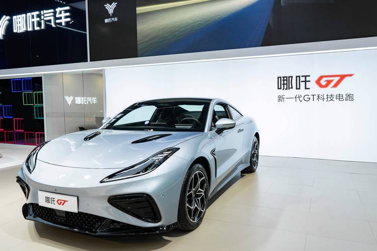 广州167哪吒汽车在智能汽车领域的表现，领途汽车在新能源汽车市场中的影响力